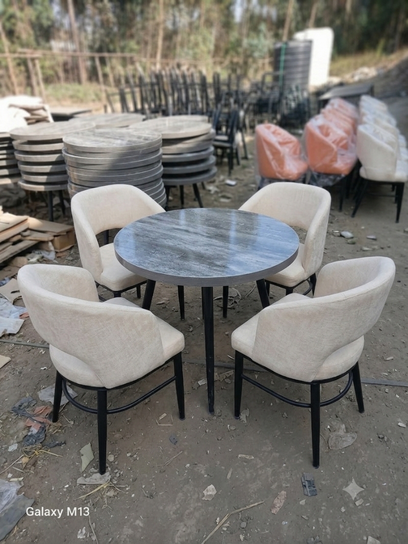 Table & chairs for hotel, cafe in Kolfe Keranio, Addis Ababa