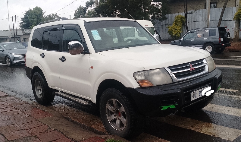 Mitsubishi Pajero 2001 Model Manual in Arada, Addis Ababa